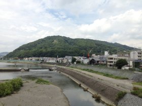 呉服橋から眺める千代山